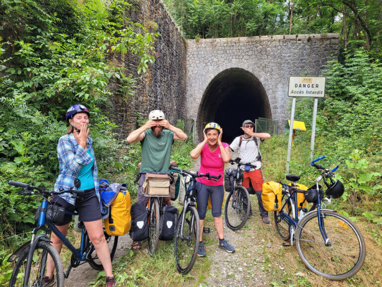 Petite frayeur après le passage d’un tunnel désaffecté. De gauche à droite, Lise, Ivan, Anne et William