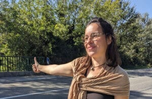 Bérénice Bieuville fait du stop en souriant