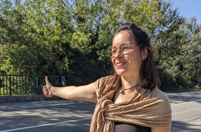 Bérénice Bieuville fait du stop en souriant