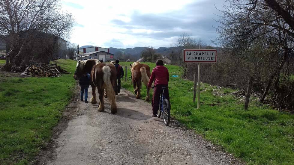 Sur la rout ede la Chapelle-sur-Furieuse