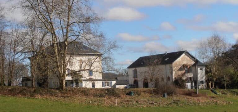 Bâtiments à Féas