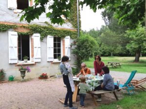 Des habitants atablés dehors