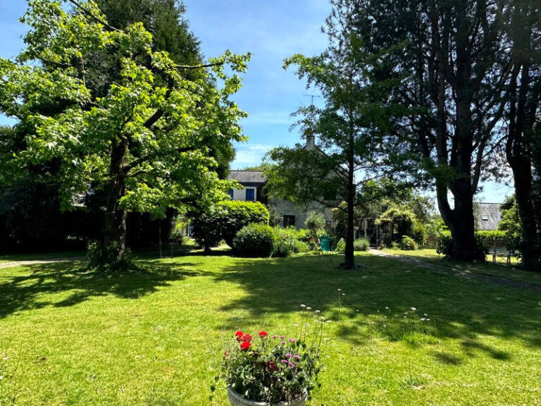 Maison au fond du jardin © Cheminâge