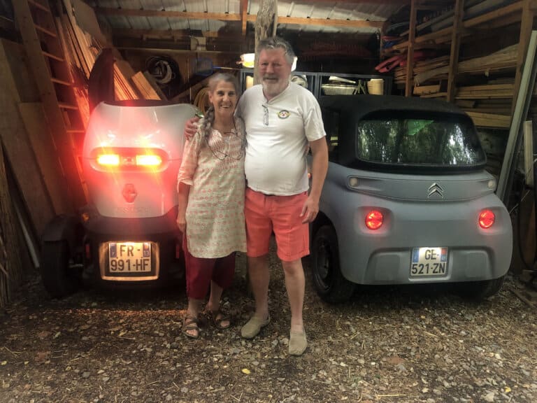 Un couple et 2 véhicules légers électriques et partagés.