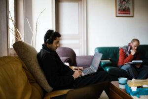 Les lieux servent aussi à télétravailler.