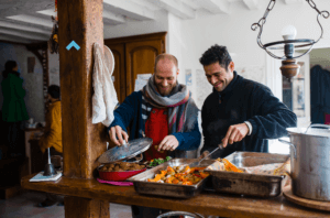 Le déjeuner est préparé collectivement.