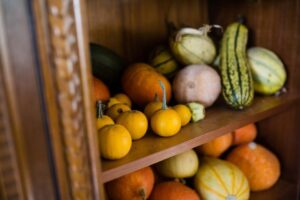 Les récoltes remplissent meubles et placards.