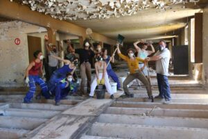 Les habitants heureux de faire les travaux.