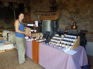 Etal de produits végétaux aux Sens de Theus (Hautes-Alpes)