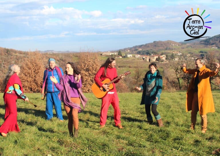 Moment musicial en extérieur à Terre Arc-en-Ciel