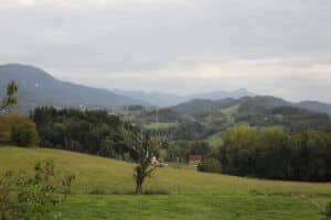 Le Château Partagé se situe à Dullin, commune rurale de l’avant pays savoyard sur les hauteurs du lac d’Aiguebelette.