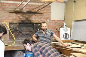 Atelier de fabrication de pizza à la Fournilière, la boulangerie du Château ouverte par Thomas en 2014.