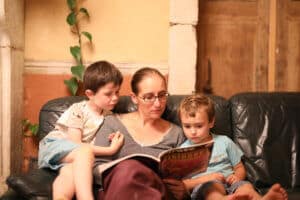 Margalida, une habitante, fait la lecture aux enfants du lieu et de passage.