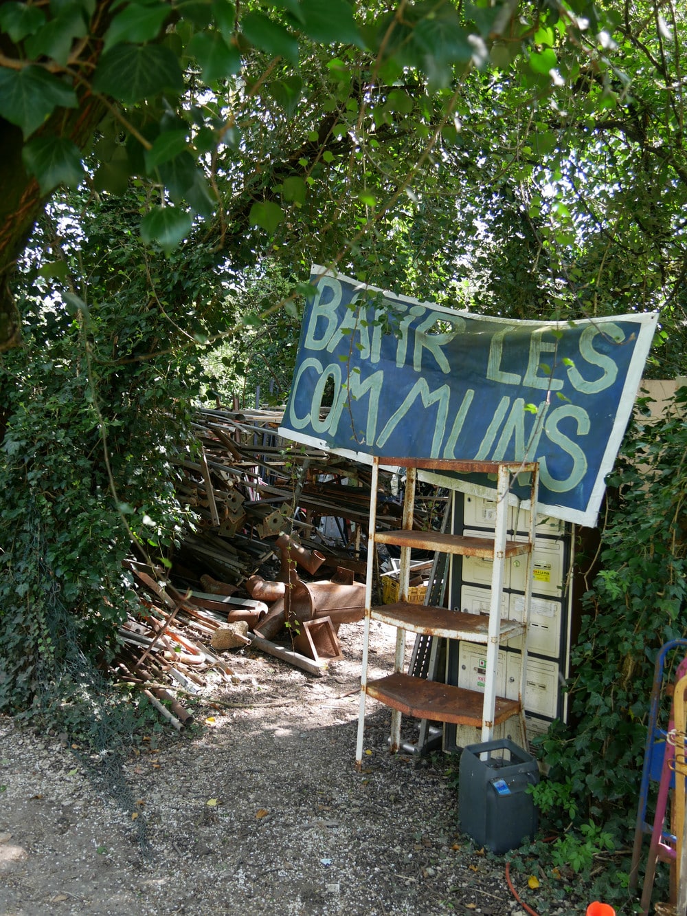 Banderole "Bâtir les communs"