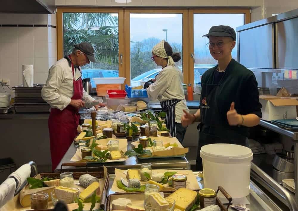 1 volontaire des Chemins de la Transition prépare des repas