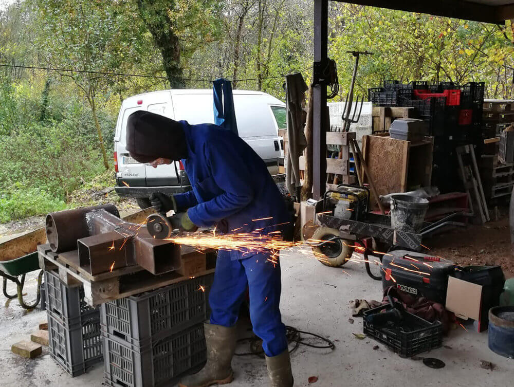 1 volontaire des Chemins de la Transition travaille le métal