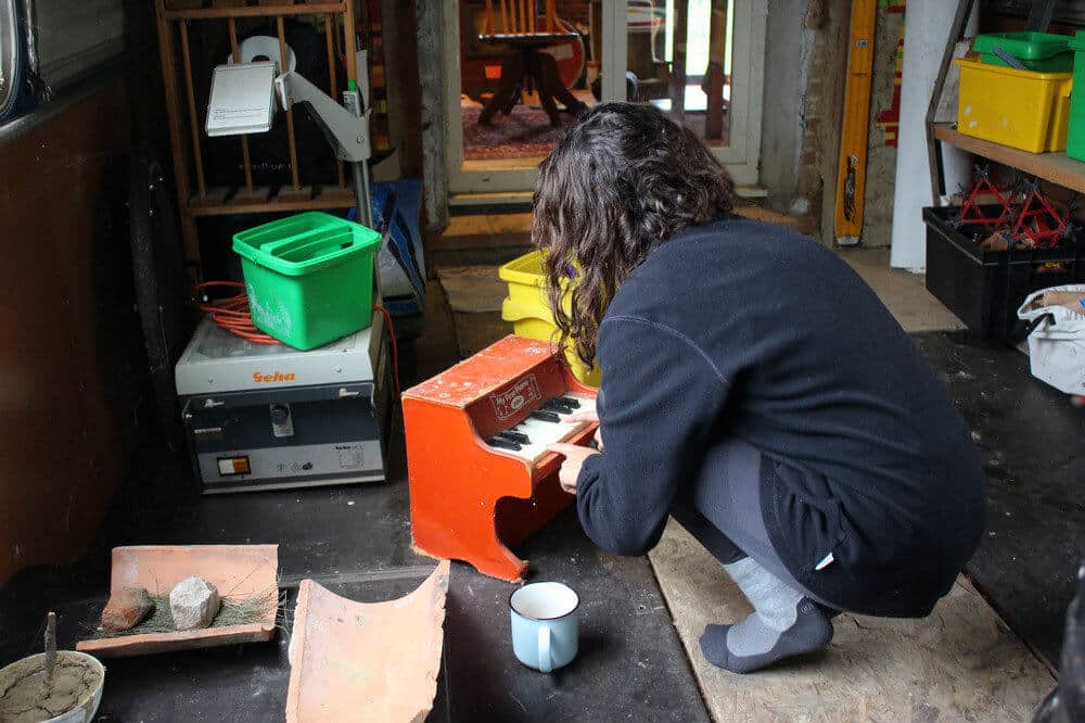 1 volontaire des Chemins de la Transition répare un piano